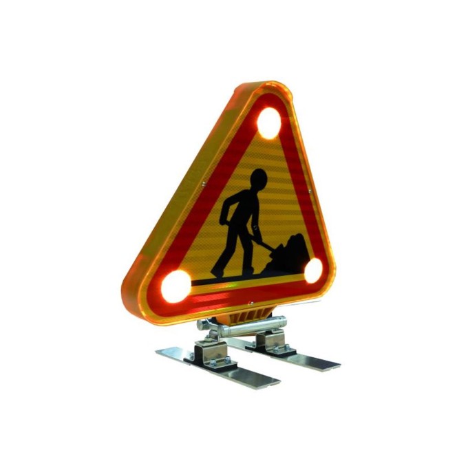 Triunghi luminos LED cu avertizare lucrari trafic 2 fete - 500mm AK5 CL2 - ridicare manuala si montaj adeziv 